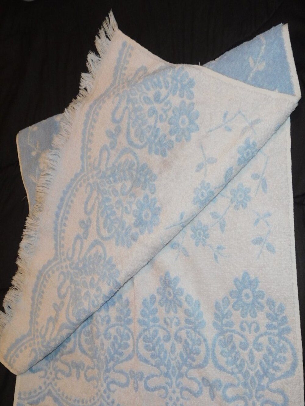 VINTAGE Royal Family Cannon BLUE WHITE SCROLL SCULPTED BATH TOWEL USA MADE MCM